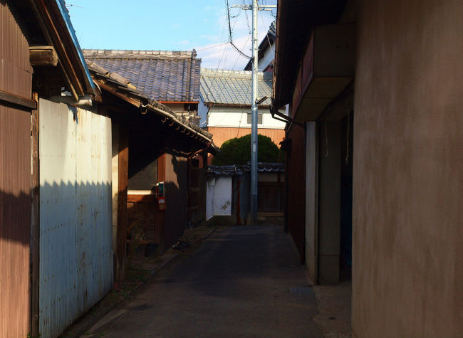 戦国時代<br /><br />　外敵から村を守る為と用水確保のために　発達した<br /><br />　　その理由がわかり　納得できる地域です　