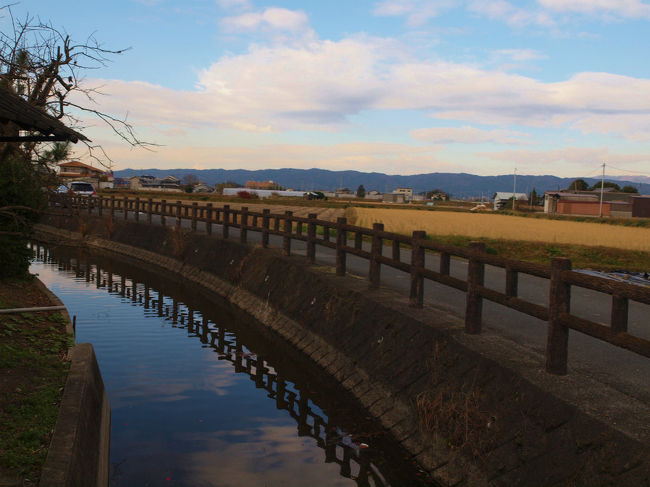 橋の上から　集落　左手を<br /><br />　周囲は田畑