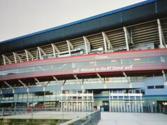 最初に向かったのはMillennium Stadiumです。
収容客数73,400人。
当時工事中だったWembley Stadiumの代わりにFA Cup決勝が行われたのもうなずけます。