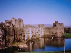 ここに一番の観光スポットはカーフェリー城です。