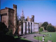 カーディフ滞在最終日はカーディフ城から。
ガイドツアーがあります。
参加した時は私以外の参加者はイギリス人。
ガイドに「私の日本語よりあなたの英語の方が上手だから」と言われ英語で説明を受けました。
別にかまわないのですが．．．