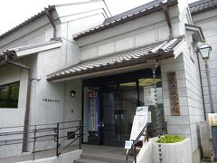 霞ヶ浦を眺めながら、車は佐原市へと向かいます。 

佐原は、香取神宮に納める浅原（サワラ）という土器を作っていたことから名付けられたと言われており、江戸時代には利根川を利用した水運の町として栄えたため、多くの古い建物が残されています。 

しかし今回の巨大地震によって、それらの建物も瓦などに甚大な被害を受けていることが、車から見ても分かりました。 

佐原では、伊能忠敬記念館を見学しました。