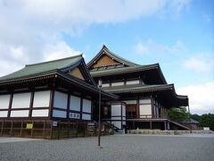 高速道路を利用して、宿泊地の茂原に向かいますが、時間があったので成田山新勝寺に立ち寄ることにしました。 

これといった行事に当たっていないためか、道路は思ったよりもすいていました。 

さすがに初詣の参拝者数全国２位を誇るだけあって、境内には様々な施設があり、全てを見るだけでもかなり時間がかかりそうでした。 