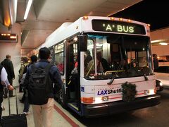 ロサンゼルス空港はほぼ定刻に到着｡15℃前後｡ロサンゼルスは太平洋標準時であるため､時計の針を2時間戻す｡到着したターミナルから東京行きの全日空便が出発するトム･ブラッドレー国際線ターミナルへは無料シャトルバスで移動=写真=｡