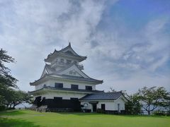 最後に、館山城跡がある城山公園へと向かいました。 

ここには模擬天守が建てられており、館山市立博物館の別館、八犬伝博物館として、「南総里見八犬伝」に関する資料を展示しています。 

八犬伝は滝沢馬琴による長編伝奇小説で、自分はこれを原作とする映画を見てその世界観の虜となり、中学生の時には岩波文庫として出ていた原文を、半分分からないながらも読んでいました。 

館山城は、その八犬伝の舞台となったお城です。 

史実では、天正８年に里見義頼公によって築城されたとされています。 

里見氏は、新田源氏の流れをくむ名門。 

祖父にあたる里見義堯公が、忌部氏の末裔でそれまで安房を支配していた安西氏を滅ぼし、この地方を治めることになっのでした。 

八犬伝には安西景連という領主が登場し、里見を滅ぼすために出兵するも、妖犬八房によって首を取られます。 

その八房に対し里見公は、安西を討ったら娘の伏姫を与えると約束していました。 

伏姫は八房の霊気によって８人の子を宿しますが、畜生道に堕ちたのではないことを証明するために割腹し、その際に所持していた数珠が飛び散って、八犬士が生まれることになるのです。