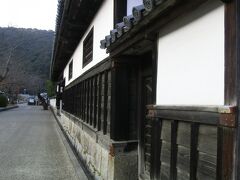 城下にふさわしい建物があります。
香川家長屋門です。

岩国藩の家老、香川家の表門です。
さすがはご家老様の屋敷門。立派なもんです。
1693年建立。
