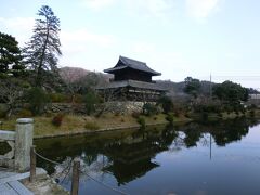 向こうに何やら曰くあり気な建物が見えます。
地図を見ると錦雲閣って書いてあります。