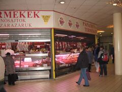 レヘル市場。
庶民の台所。
肉、野菜をなどを売っています。
中央市場より安いのかな？