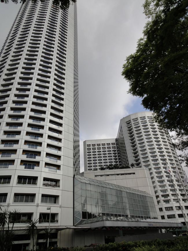 腹ごしらえをしたら、散策開始！<br />ホテルの写真を撮りたいけれども、近くからだと高層過ぎてカメラに収まりません。笑