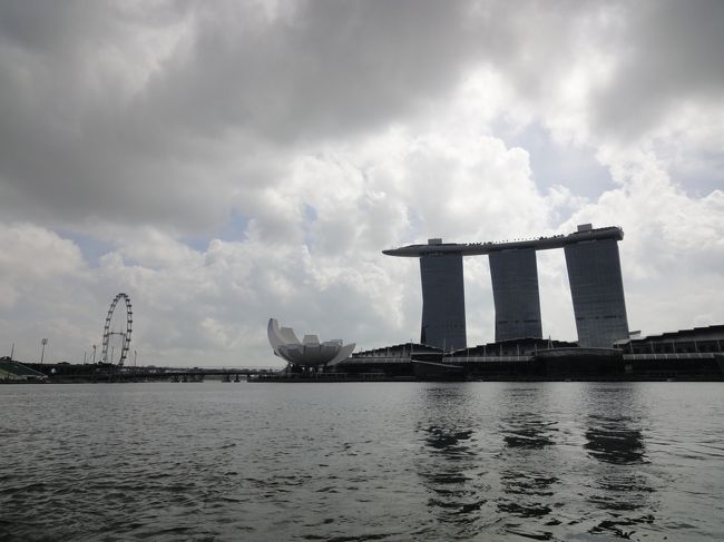 ソフトバンクのＣＭでおなじみのマリーナ・ベイサンズ。<br />遠くから見ても迫力ありますね。<br />遠くにはシンガポールフライヤーも！