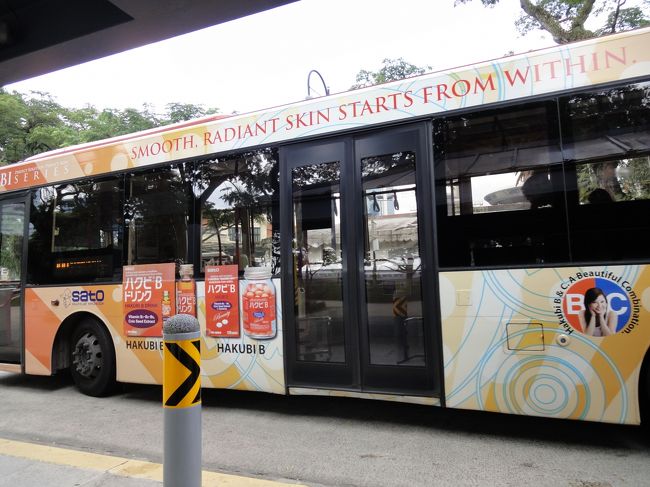 日本のお薬の広告バス。<br />シンガポールでも売ってるのですね。<br />でもあんまり見たことのないやつ。<br />自分が知らないだけかな…？