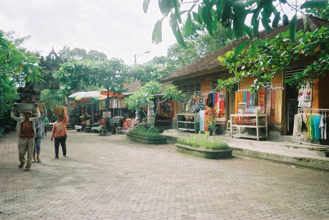 ゴアガジャの遺跡にも<br /><br />立ち寄ってみました。