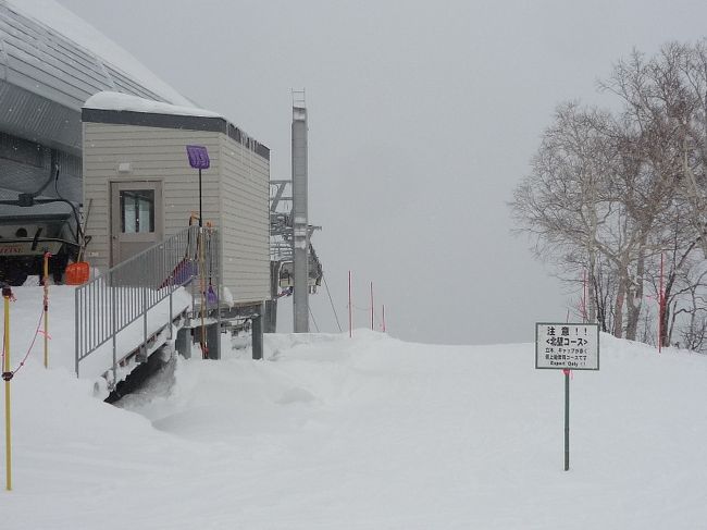 北壁リフト降り場のすぐ横に 北壁コースの<br />入口があります。 超上級者しか入れない<br />聖域です。<br /><br />