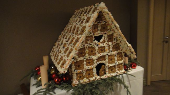 まだクリスマス漂う・・・・。<br /><br />（１月６日にプレゼント大会までクリスマスなんだそうです。<br />　しかも２５日だけではなく、２６日は第２クリスマス。<br />　まだお店はお休みでショッピングできません。だから飛行機ガラガラだったのね・・・）