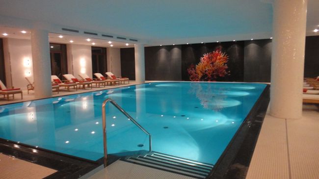 ということで、スパ施設を堪能することに。<br />きれいなプールですよね・・・・。