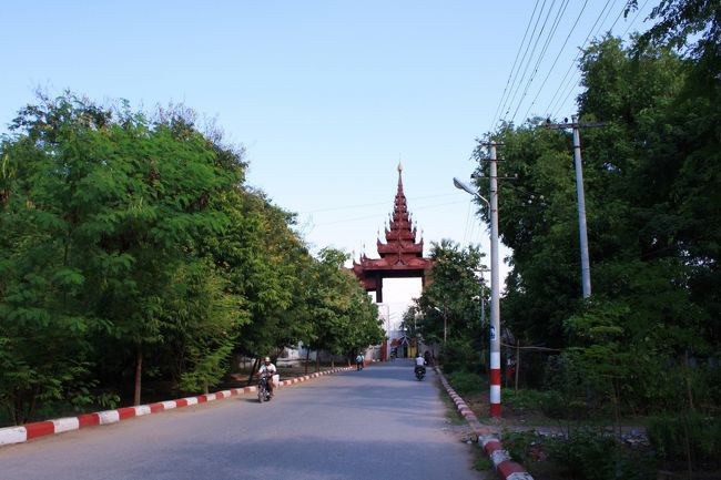 旧王宮の入口には銃を持った軍人が市民や観光客を待ち受けていました。<br /><br />この王宮は、もとはアマラプラからマンダレーへの遷都を決めたミンドン王により、１８５７年から４年かけて建てられたものでした。<br /><br />そして、１８８５年に次代のティーボー王が追放されてコンバウン朝が滅亡した後はイギリス軍の施設となり、第二次世界大戦中の１９４２年には日本軍に占領され、その後１９４５年３月には奪還を図った英印連合軍と日本軍との戦闘により王宮は城壁を残し消失してしまいます。<br /><br />戦後はミャンマー国軍の施設として利用され、１９９０年代末に観光用に旧王宮の建物群が再建された後も引き続き軍が管理を続けており、地元の市民も観光客も軍人達から怖い目でチェックされます。