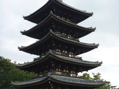 近鉄奈良駅から街歩きを開始し、約5分で興福寺に到着しました。　初めに見えて来たのは、五重塔です。　天平2(730)年に建立され、その後複数回の焼失と再建を繰り返し、現在の塔は応永33(1426)年頃に建立されたものだそうです。