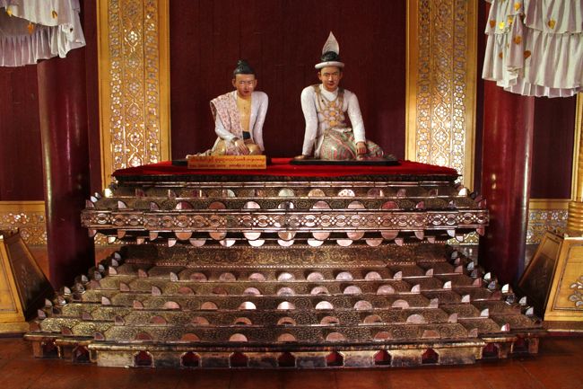 こちらはコンバウン朝最後の王となったティーボー王（King Thibaw、在位１８７８−８５年）とスパヤラット王妃（Queen Suphayalat）。<br /><br />第三次英緬戦争での敗戦後イギリスにより退位させられ、インドのボンベイ（現ムンバイ）に追放された悲劇の王です。<br /><br />とはいっても、国土がイギリスに蹂躙される中、外交そっちのけで瞑想にふけり、最終的にイギリスの植民地支配を招いた暗君として現代のミャンマー人には人気がないようです・・・。<br /><br />ちなみに、建物自体は豪華に作られていますが、軍事政権下の１９９０年代末に再建されたものなので、それほど歴史的価値はありません。<br /><br />むしろ、当時の建物に対してどのくらい忠実に再建されているかも疑問ありとのこと・・・この国の水面下では軍事政権に対する批判が根強いです。