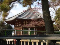 北円堂です。　フェンスが張られ、近寄る事は出来ませんでした。　ここは、興福寺創建者の藤原不比等の1周忌に建立されました。　現在の建物は鎌倉時代のものです。