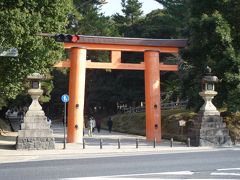 興福寺を見学した後は、春日大社に向けて移動します。　一ノ鳥居が見えて来ました。