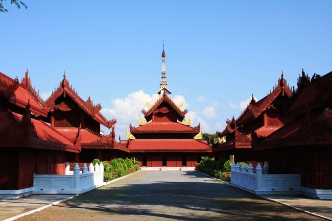 敷地内にはこのように屋根から柱まで全体が赤い色の建物がたくさん。<br /><br />これらはすべて復元で、当時本当にこんな姿をしていたかどうかは疑問です・・・。<br /><br />また、こうして赤い建物が並んでいるのを見ると、“壮観”という感じになりますが、ひとつひとつをよく見ると、例えば屋根はトタン板を使っていたりして、たいした建物ではないようです・・・。