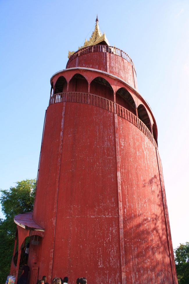展望塔はこんな感じで、赤い色であることをのぞけばバガンで見たバガン・ビューイング・タワーとそっくりです。<br /><br />（ミャンマー紀行（４）参照）<br />http://4travel.jp/traveler/kissydney/pict/24047724/<br /><br />きっと軍事政権が大した時代考証もせずに、イラクのバベルの塔（サーマッラーのモスク）を真似して作ったのでしょう。<br /><br />財政難なのか、きちんと維持管理がなされず、色がはげているのもまた寂しい感じですね・・・。