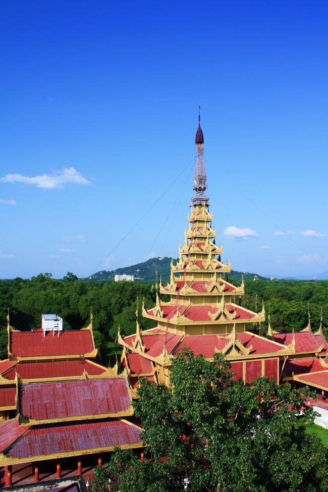 “仏教の聖地”であるマンダレーヒルの方向は、入口の高い建物が邪魔をしてよく見えません・・・。<br /><br />この辺もイマイチですね・・・。