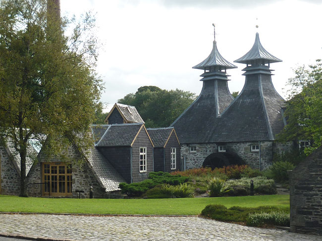 スコットランドの蒸留所といえば、必ずこの蒸留所の写真が掲載されるほど有名な蒸留所です。町の裏側にあるため、とても静かで心休まるロケーションです。