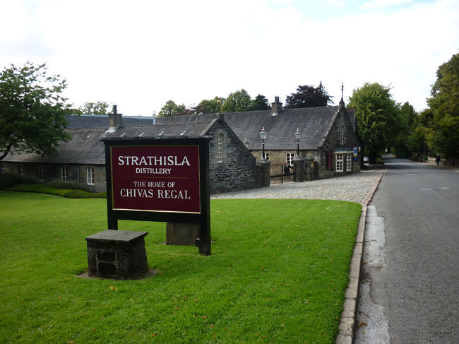 The Home of CHIVAS REGAL<br />ストラスアイラ蒸留所で生産されるモルトウィスキー「ストラスアイラ」は世界的に有名なスコッチウィスキー「シーバスリーガル」を作るために必須のモルトウィスキーです。<br /><br />ブレンデッドウィスキーはその名の通り様々なモルトウィスキーを混ぜ、独自の味を作っています。その中で、一番重要なモルトを「キーモルト」としております。<br /><br />つまりシーバスリーガルを作る上で、ストラスアイラは非常に重要な役割を占めています。言葉を変えれば、シーバスリーガルのためにある蒸留所、のようなものです。