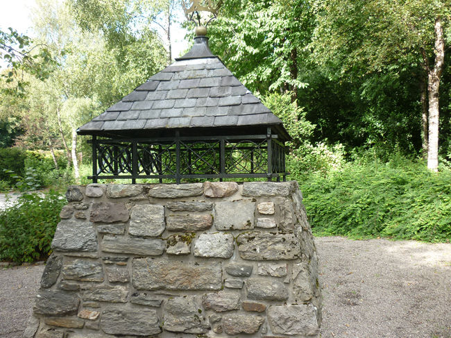 ストラスアイラの仕込み水「フォンズ プリエン（Fons Bulliens）」が駐車場脇にありました。