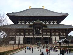 いよいよ大仏殿に到着しました。　ここは小学5年の遠足で来て以来ですね。　この建物は、元禄4(1691)年に再建されたもので、国宝に指定されています。　では早速、中に入りましょう。