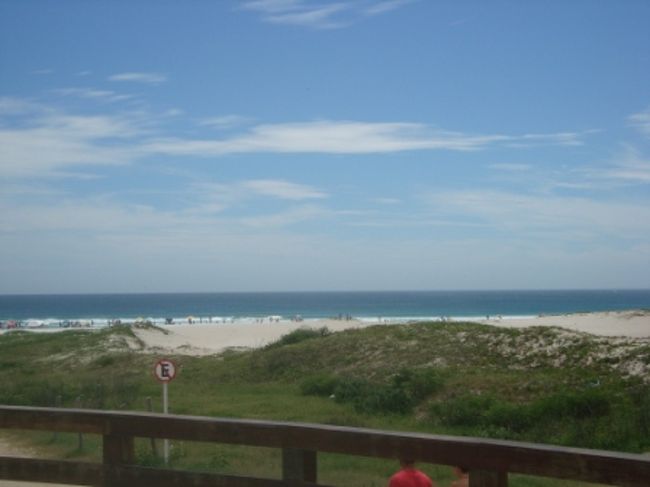 カボフリオのメインのビーチはpraia　do　forte　ですが、車を走らせると１０分で自然に囲まれたarraial　do　caboという隣の町のビーチに行くことができます。しかし、水は冷たいので、我々は入ることができず。<br /><br />この写真はarraial　do　caboのpraia　grandeです。