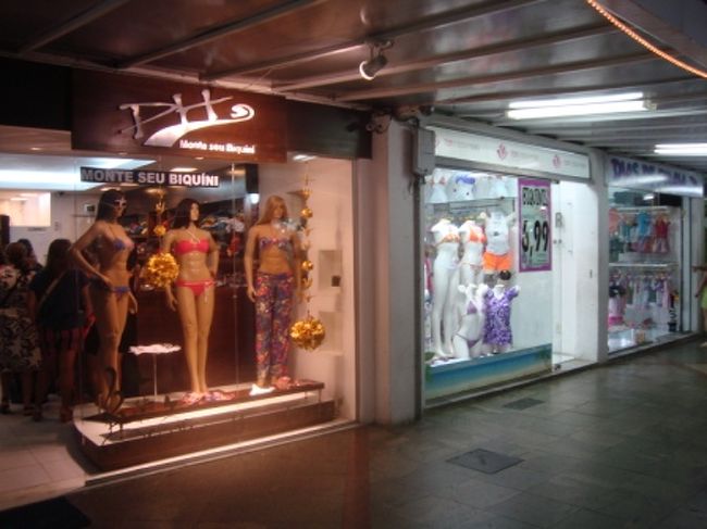 夜の散策スポットその１、rua　dos　biquinis（ビキニ街）。<br />その名のとおり、水着やそれ関連のバッグやパレオなどを売っている店ばかりが並んでいるところです。<br />とにかく安い！ビキニが１５ドル程度で手に入ります。<br />ここはショッピングモールのようになっていて、訪れやすいです。<br />午後よりゆっくりと開店し始め、夜は深夜近くまで開いています。<br />canal（運河？）を渡ったすぐのところにあります。<br />標識があるし、人も多いので、すぐわかります。