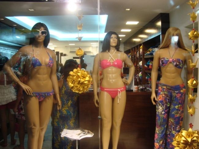 マネキンに注目！！<br />腹筋が割れてます！<br />