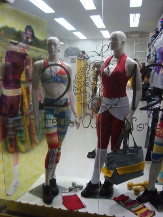 スポーツウェアを売る店。<br />白靴下のセンスがビミョー。