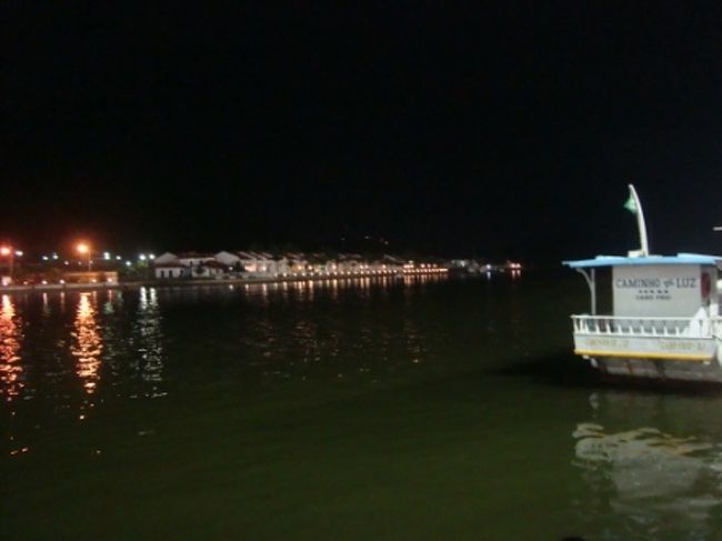 カボフリオの夜の楽しみ方その２。<br />canal（運河）前の屋台を冷やかす。<br />民芸品や食べ物を売っている店が並んでいます。<br />レストランやバー、ショップ、クラブなども集中しています。