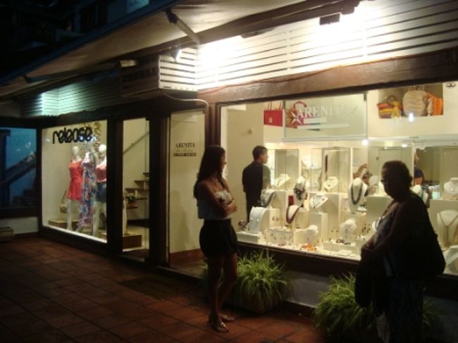 リオのファッションはカラフルで、素敵なものばかり。