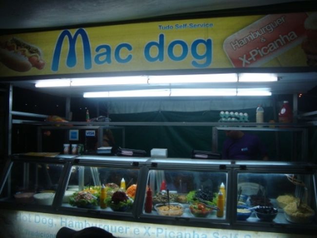 ホットドッグの屋台。名前が・・・。