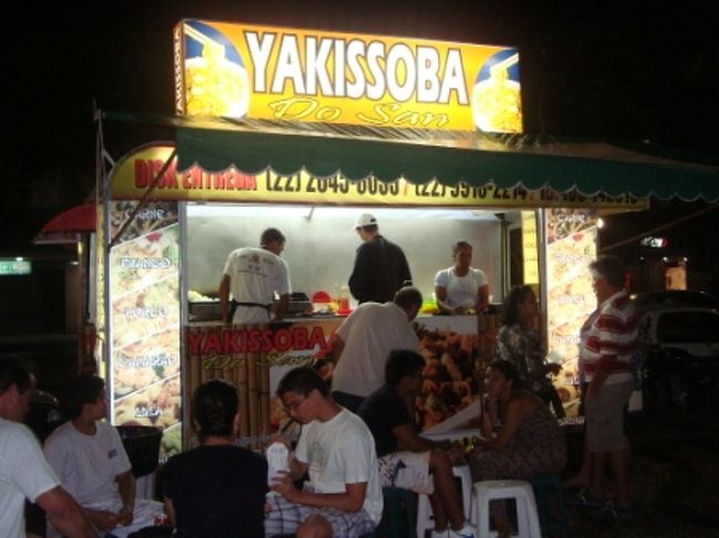 焼きそばの屋台が繁盛しています。