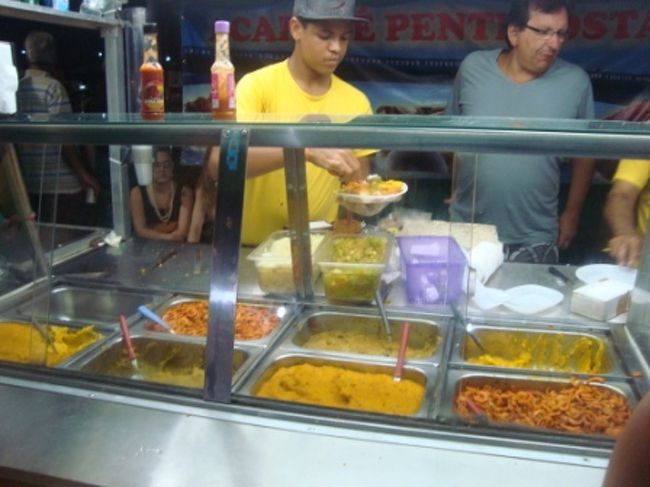 我々は北東の郷土料理、アカラジェを食すことにしました。