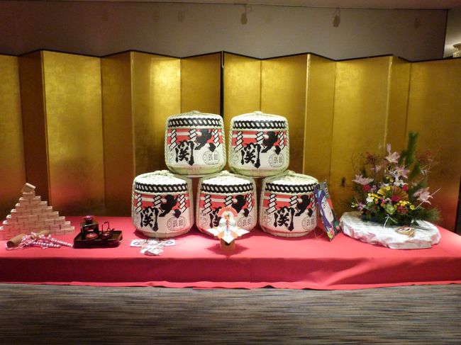 ２日目。朝６時半。<br />６時４５分開始の朝食ブッフェへ早めに行ってみる。<br />お正月と言うことで、朝食に振舞い酒がついてくるが、<br />ここは一応ひかえておきます。