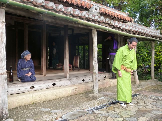 まずは、読谷村より移築した築２００年の旧仲宗根家へ。<br />ここで、沖縄の手踊りを教わりました。