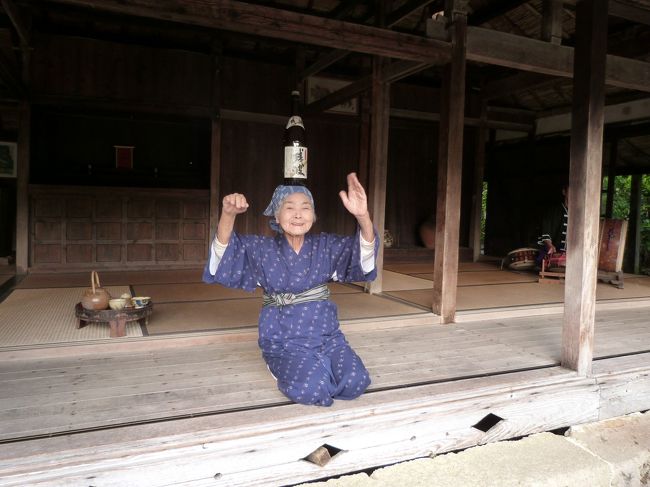 特別ゲストの【うめとおばあ】<br />頭に一升瓶を乗せて上手に踊ってくれました。<br />御年９２歳だとか！