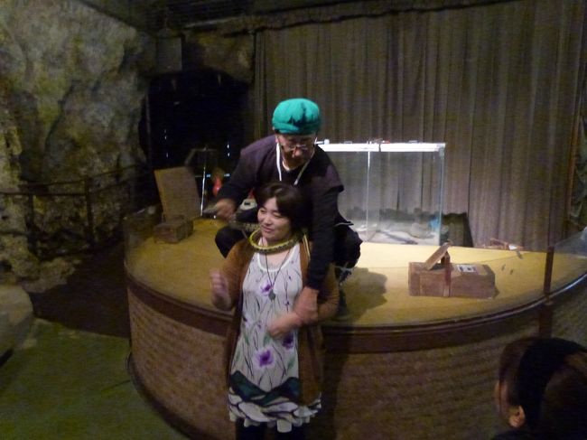 希望すると、こうして蛇を首に巻いて記念撮影ができます。<br />これはハブではありませんが、ひんやりして顔もとっても可愛い蛇でした。