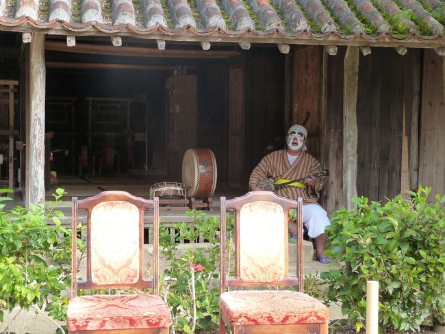 白塗りのメイクにユニークな動きで人を笑わせるチャンダラー。<br />三線をひきながら歌を歌っていました。