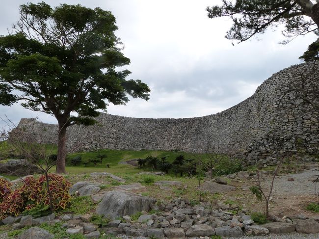 沖縄の城壁は、台風に耐えられるように曲線を描いています。