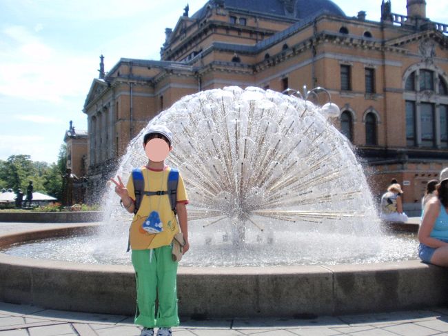 降りると孔雀のようなきれいな噴水が。