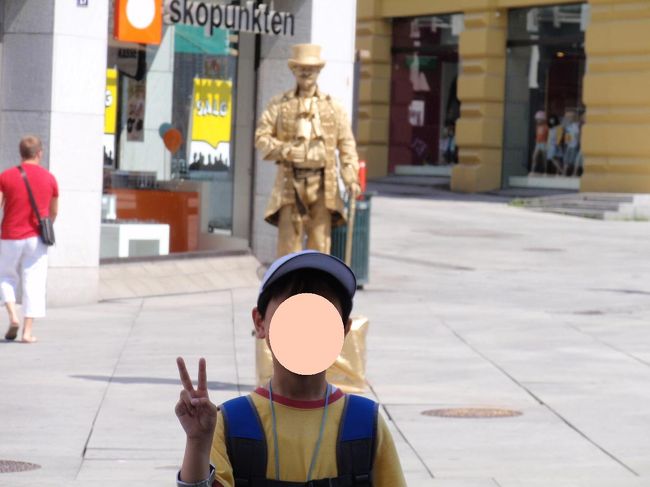 後ろの金色の銅像は銅像ではなく、大道芸の人です。<br />たくさんの大道芸の方が色々なことをしていました。見ていてとっても楽しい！