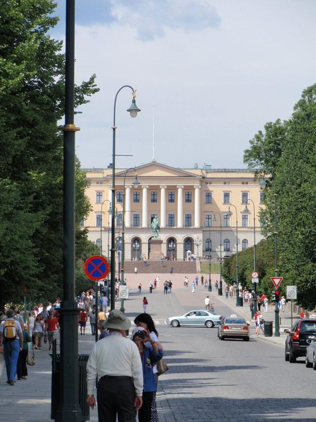 カール・ヨハン通り。オスロ中央駅から王宮までまっすぐ、２km位の道です。真正面が王宮です。