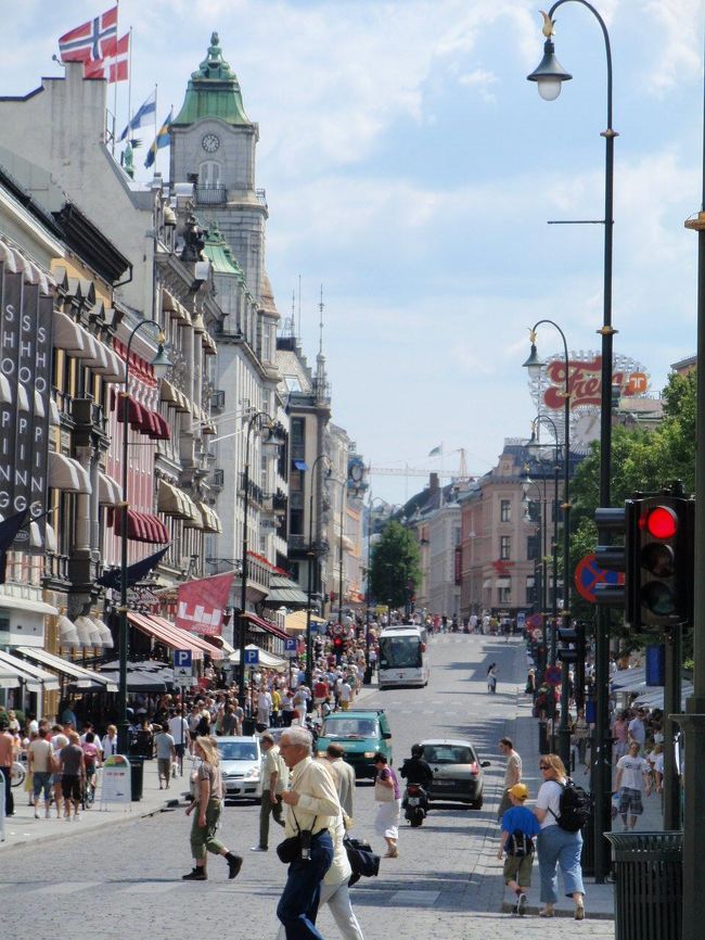 王宮を背にしてオスロ駅のほうを向くとこんな感じです。